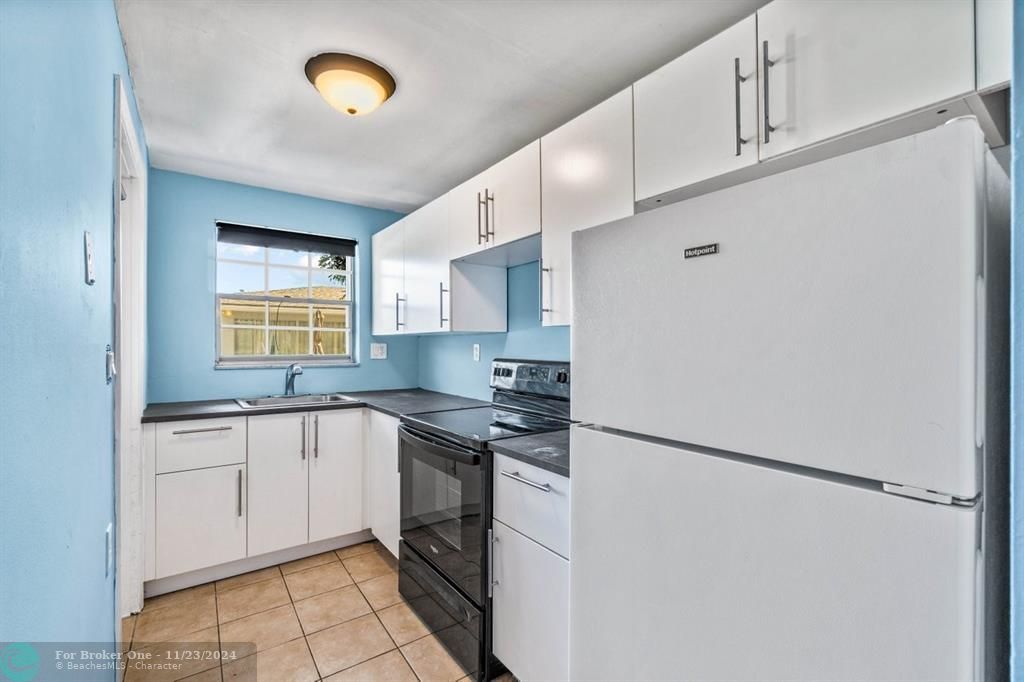 Active With Contract: $175,000 (1 beds, 1 baths, 670 Square Feet)