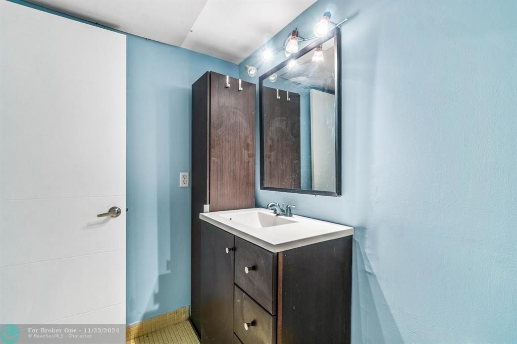 Active With Contract: $175,000 (1 beds, 1 baths, 670 Square Feet)