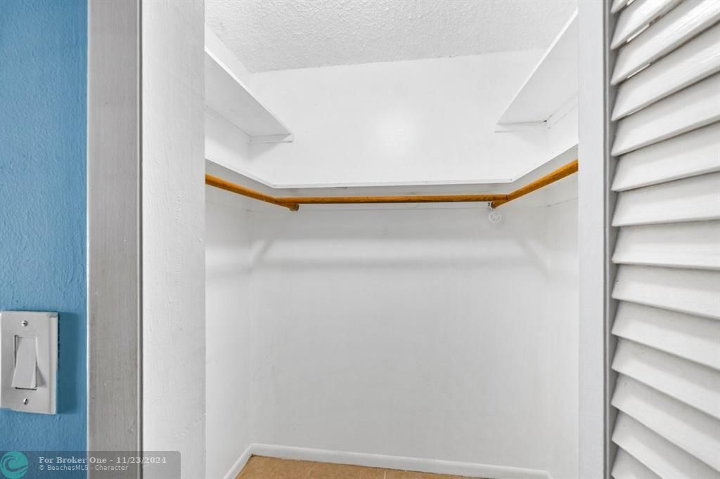 Active With Contract: $175,000 (1 beds, 1 baths, 670 Square Feet)