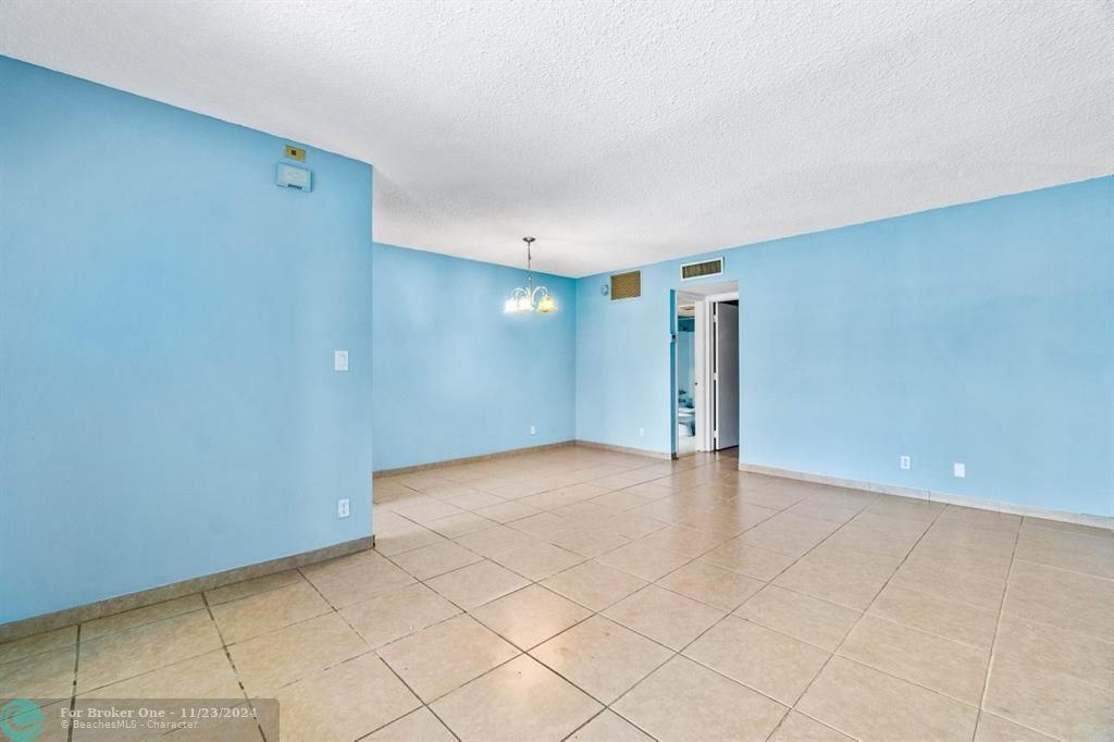 Active With Contract: $175,000 (1 beds, 1 baths, 670 Square Feet)