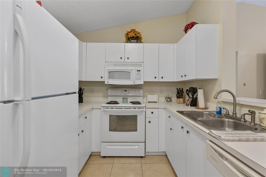 For Sale: $200,000 (1 beds, 1 baths, 846 Square Feet)