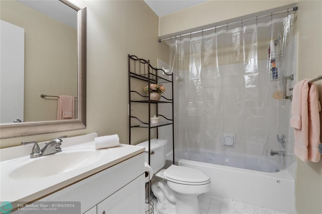 For Sale: $200,000 (1 beds, 1 baths, 846 Square Feet)