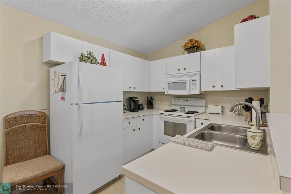 For Sale: $200,000 (1 beds, 1 baths, 846 Square Feet)