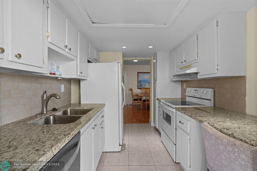 For Sale: $299,000 (1 beds, 1 baths, 900 Square Feet)