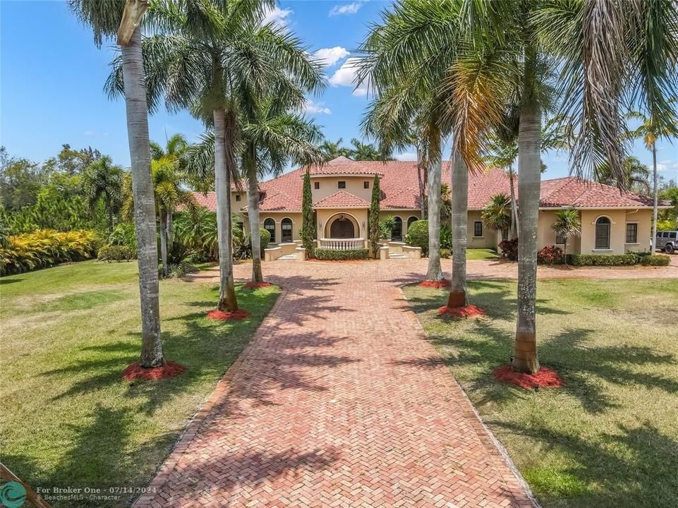 For Sale: $4,300,000 (6 beds, 6 baths, 6469 Square Feet)