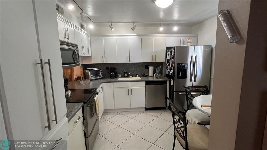 For Sale: $210,900 (2 beds, 2 baths, 1270 Square Feet)