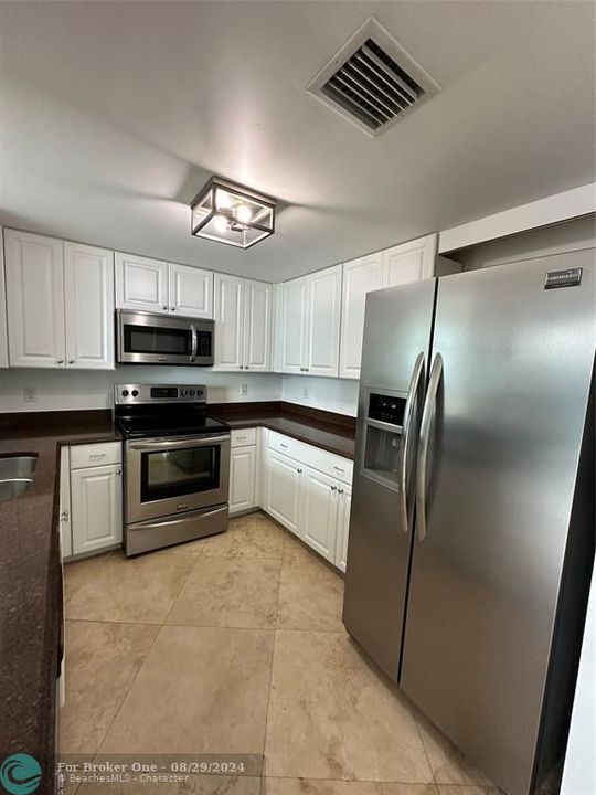 For Rent: $3,950 (2 beds, 2 baths, 1322 Square Feet)