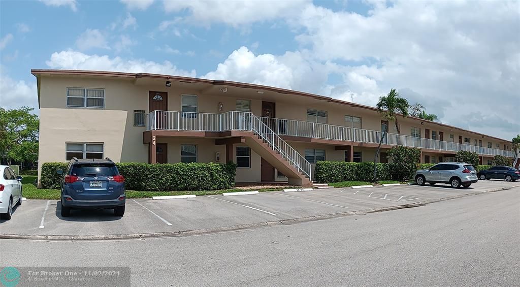 Active With Contract: $1,600 (2 beds, 2 baths, 990 Square Feet)