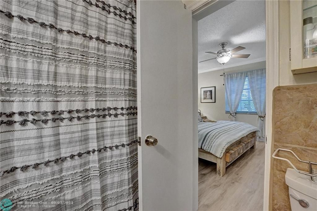 Active With Contract: $2,000 (1 beds, 1 baths, 700 Square Feet)