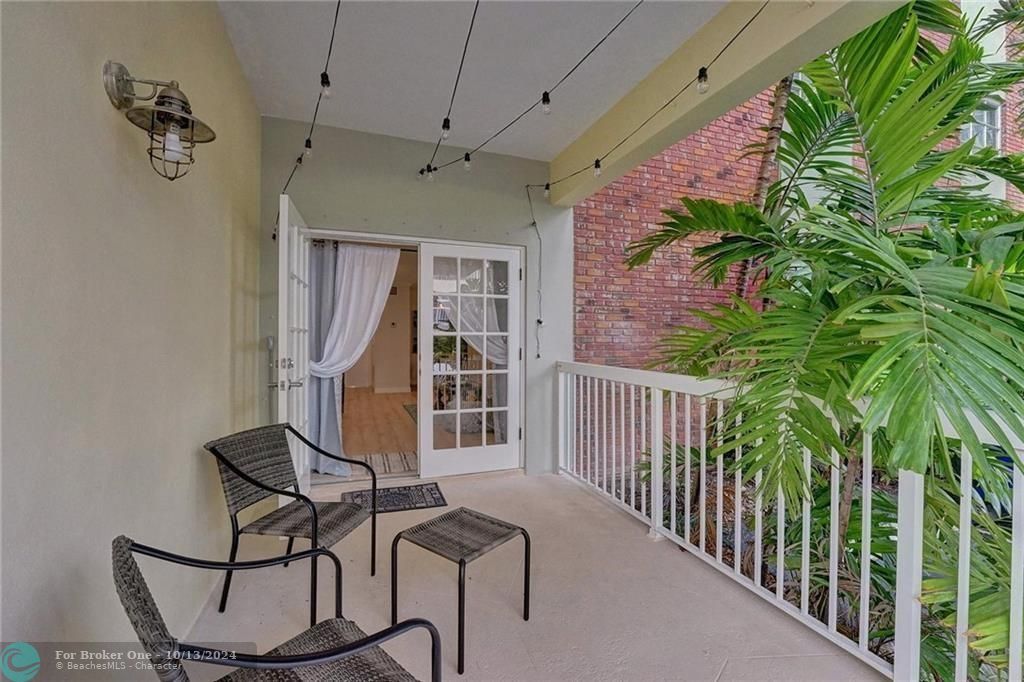 Active With Contract: $2,000 (1 beds, 1 baths, 700 Square Feet)