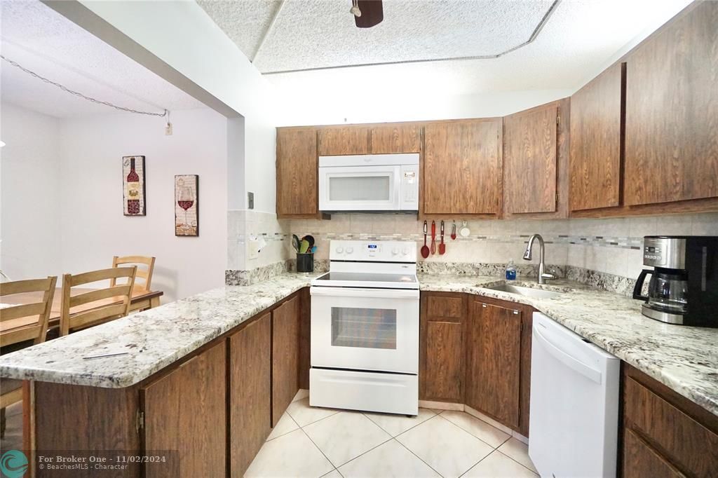 For Sale: $185,000 (2 beds, 2 baths, 1034 Square Feet)