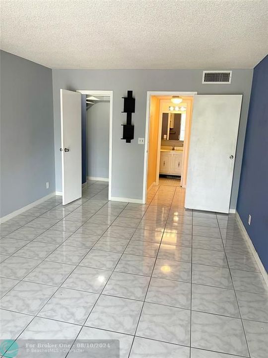 Active With Contract: $215,000 (1 beds, 1 baths, 800 Square Feet)