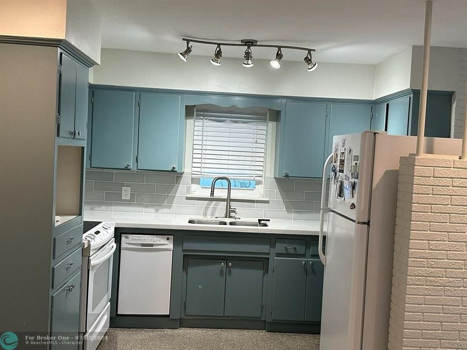 Active With Contract: $2,750 (2 beds, 2 baths, 1588 Square Feet)