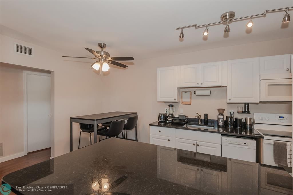 Active With Contract: $209,000 (1 beds, 1 baths, 678 Square Feet)