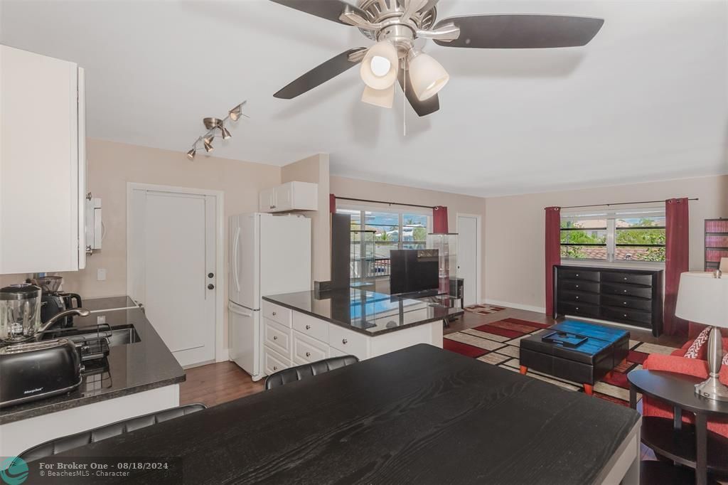 Active With Contract: $209,000 (1 beds, 1 baths, 678 Square Feet)