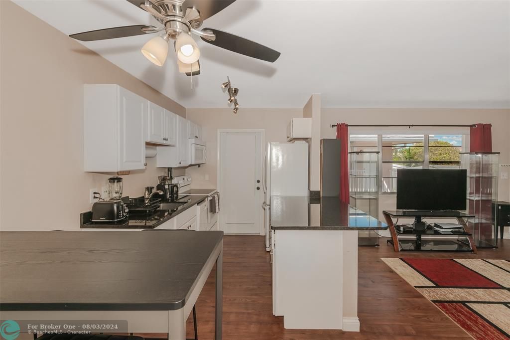 Active With Contract: $209,000 (1 beds, 1 baths, 678 Square Feet)