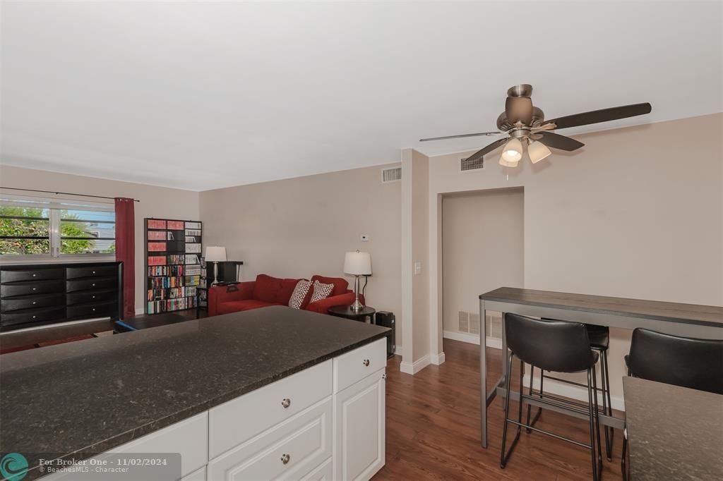 Active With Contract: $209,000 (1 beds, 1 baths, 678 Square Feet)