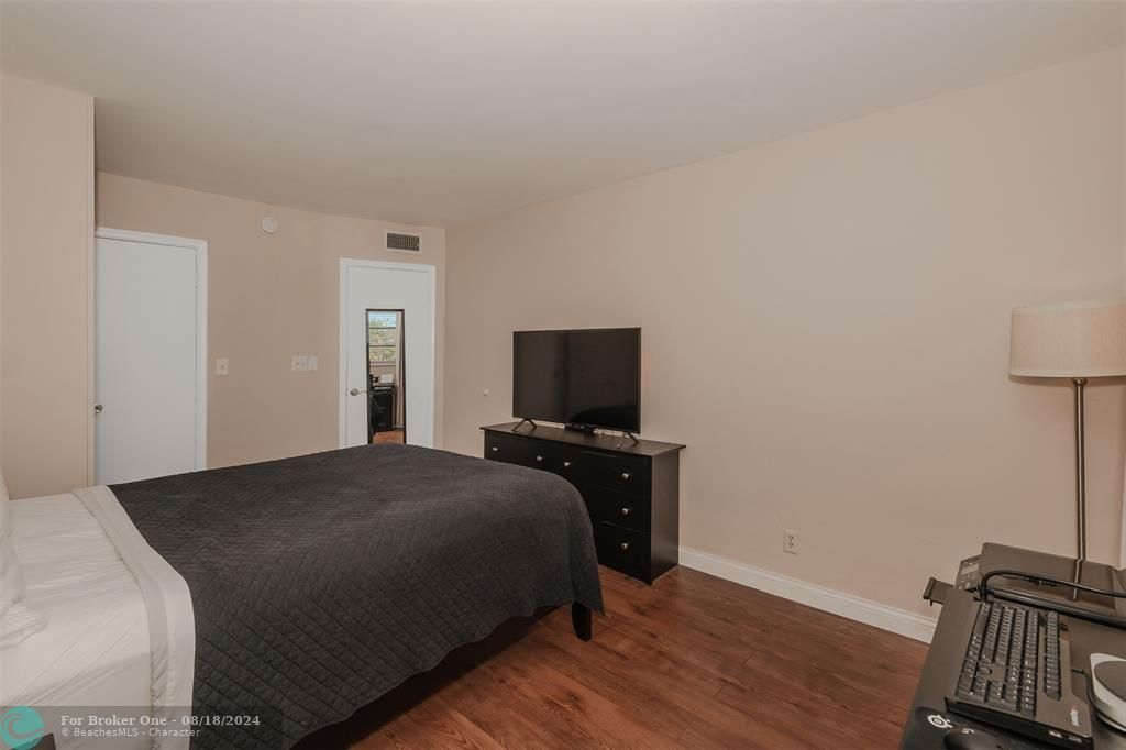 Active With Contract: $209,000 (1 beds, 1 baths, 678 Square Feet)