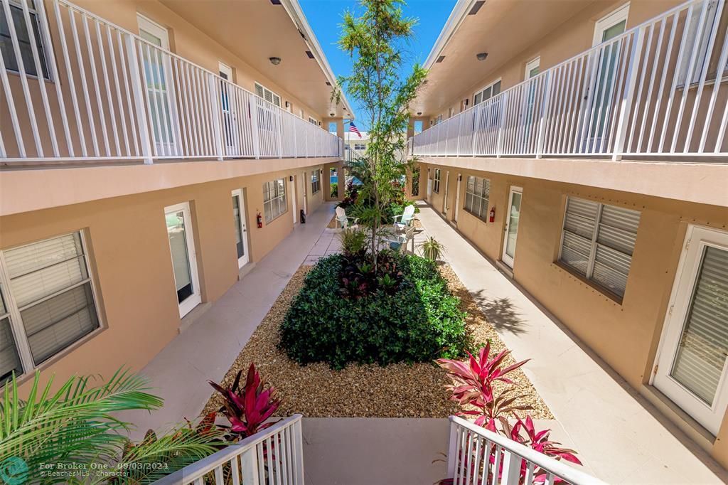 Active With Contract: $209,000 (1 beds, 1 baths, 678 Square Feet)