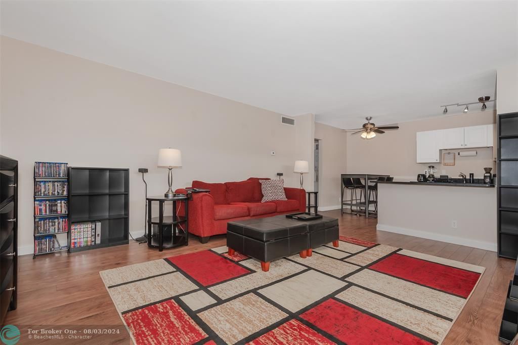 Active With Contract: $209,000 (1 beds, 1 baths, 678 Square Feet)