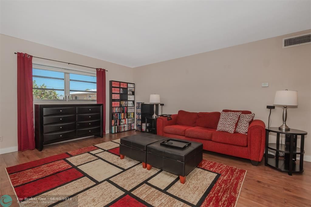 Active With Contract: $209,000 (1 beds, 1 baths, 678 Square Feet)