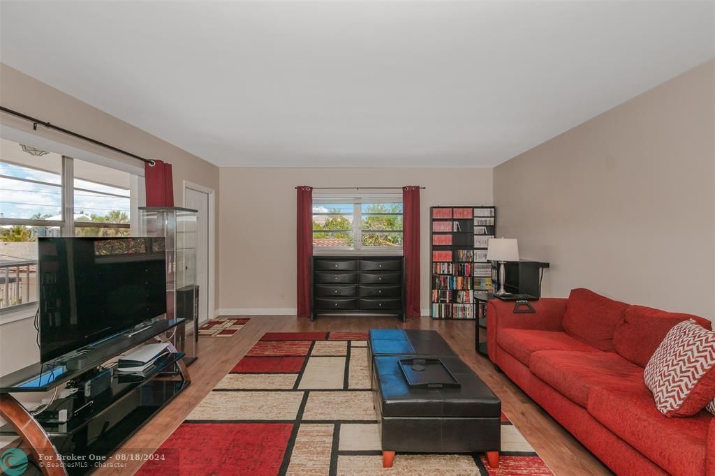 Active With Contract: $209,000 (1 beds, 1 baths, 678 Square Feet)