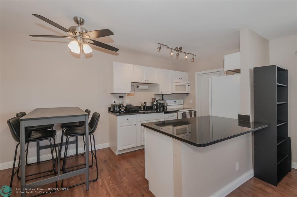 Active With Contract: $209,000 (1 beds, 1 baths, 678 Square Feet)