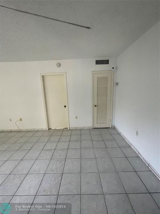 For Sale: $192,400 (1 beds, 1 baths, 665 Square Feet)