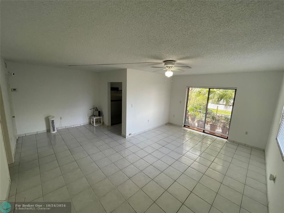 For Sale: $192,400 (1 beds, 1 baths, 665 Square Feet)