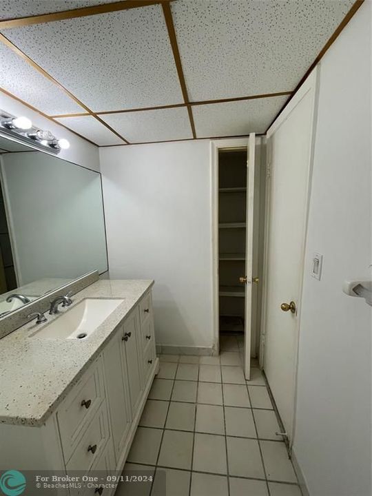 For Sale: $192,400 (1 beds, 1 baths, 665 Square Feet)