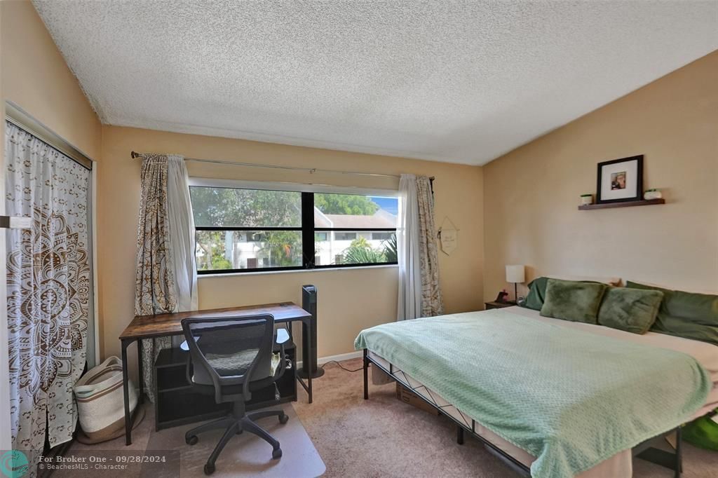 Recently Sold: $285,000 (2 beds, 1 baths, 978 Square Feet)