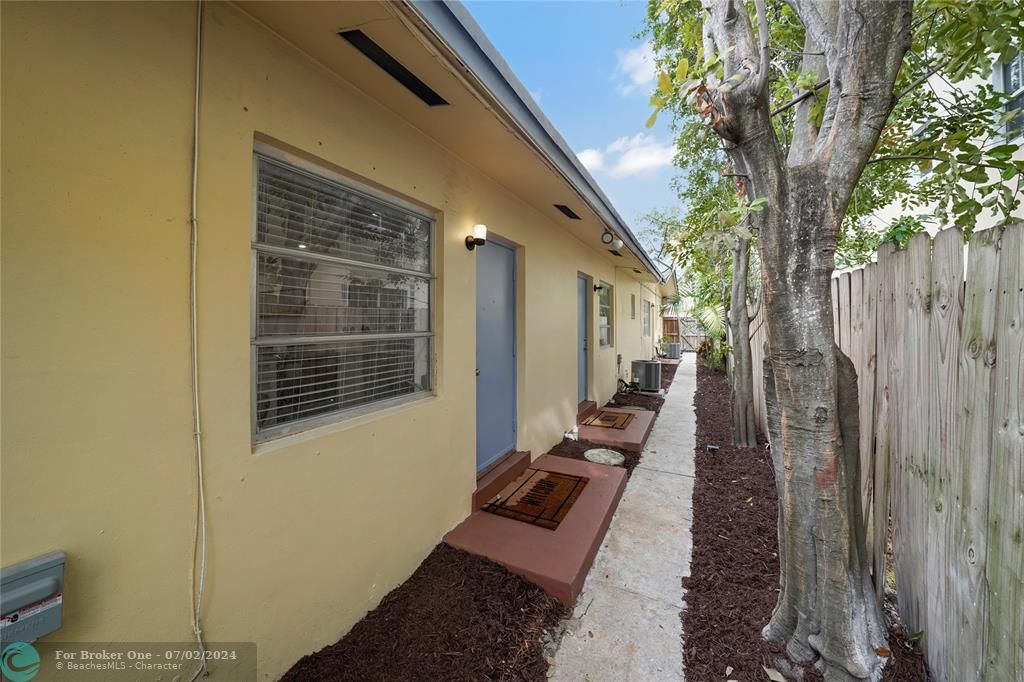 For Sale: $2,000 (1 beds, 1 baths, 2585 Square Feet)