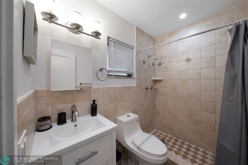 For Sale: $2,000 (1 beds, 1 baths, 2585 Square Feet)