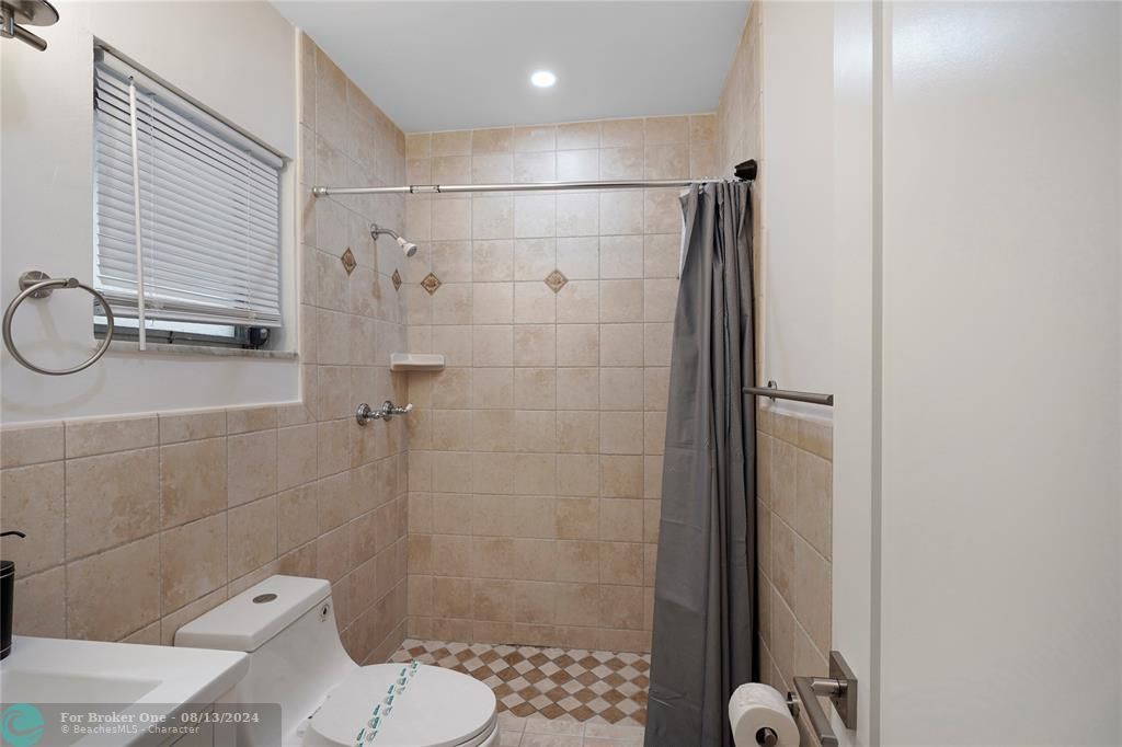 For Sale: $2,000 (1 beds, 1 baths, 2585 Square Feet)