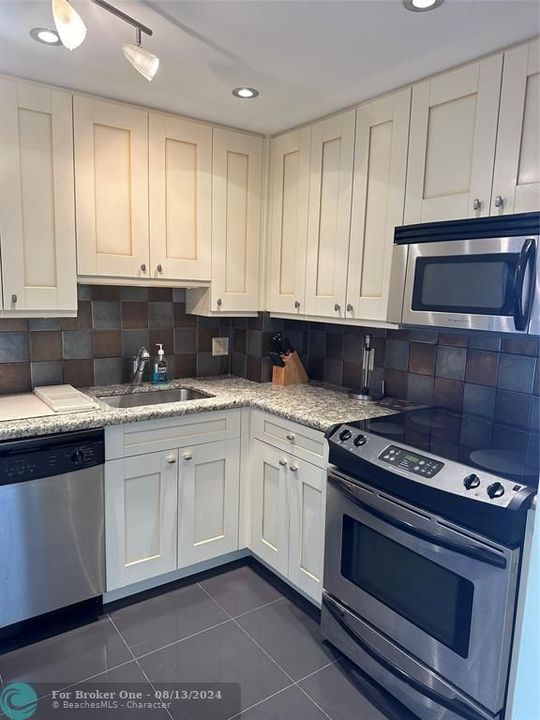 Active With Contract: $3,900 (2 beds, 2 baths, 1210 Square Feet)