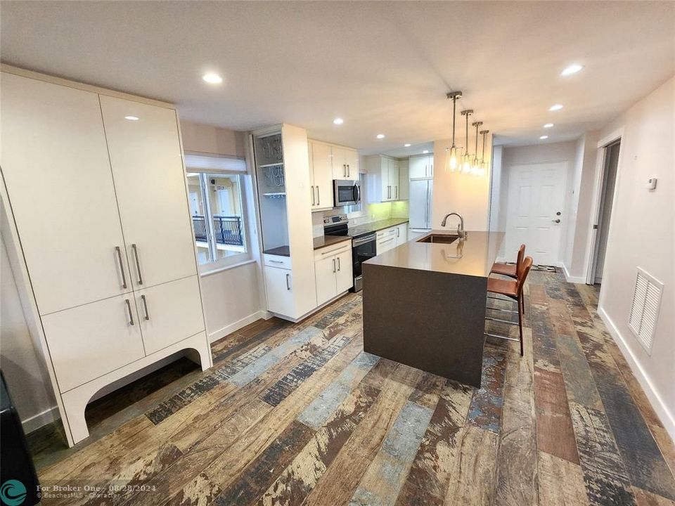 Active With Contract: $3,400 (2 beds, 2 baths, 827 Square Feet)