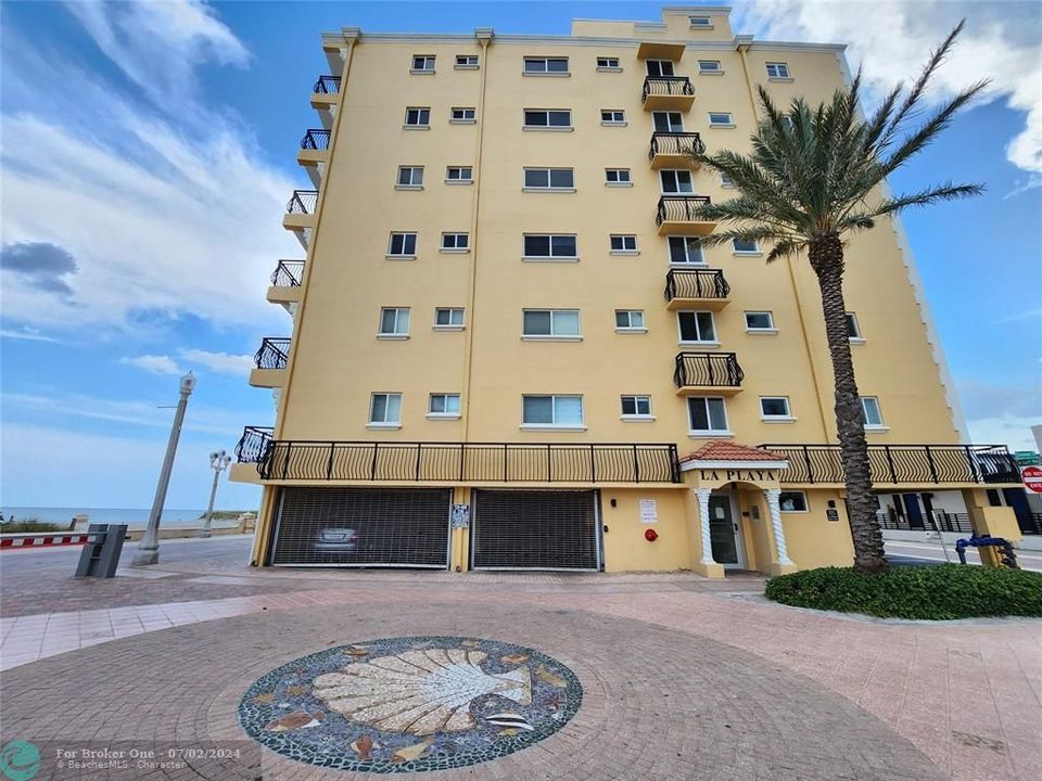 Active With Contract: $3,400 (2 beds, 2 baths, 827 Square Feet)