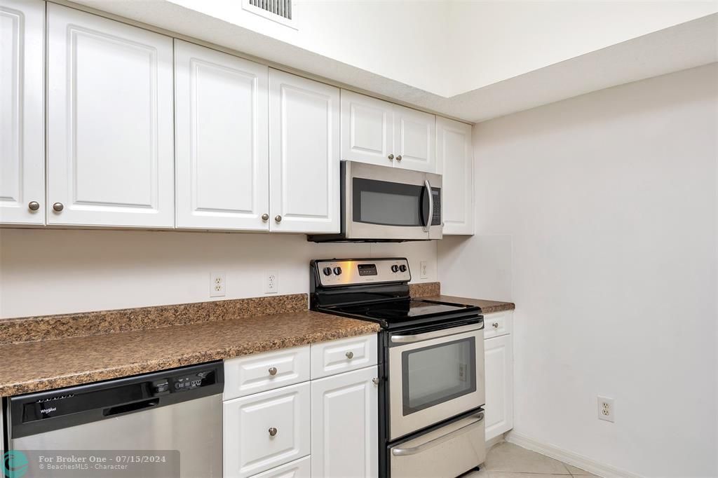 Active With Contract: $298,888 (2 beds, 2 baths, 1000 Square Feet)