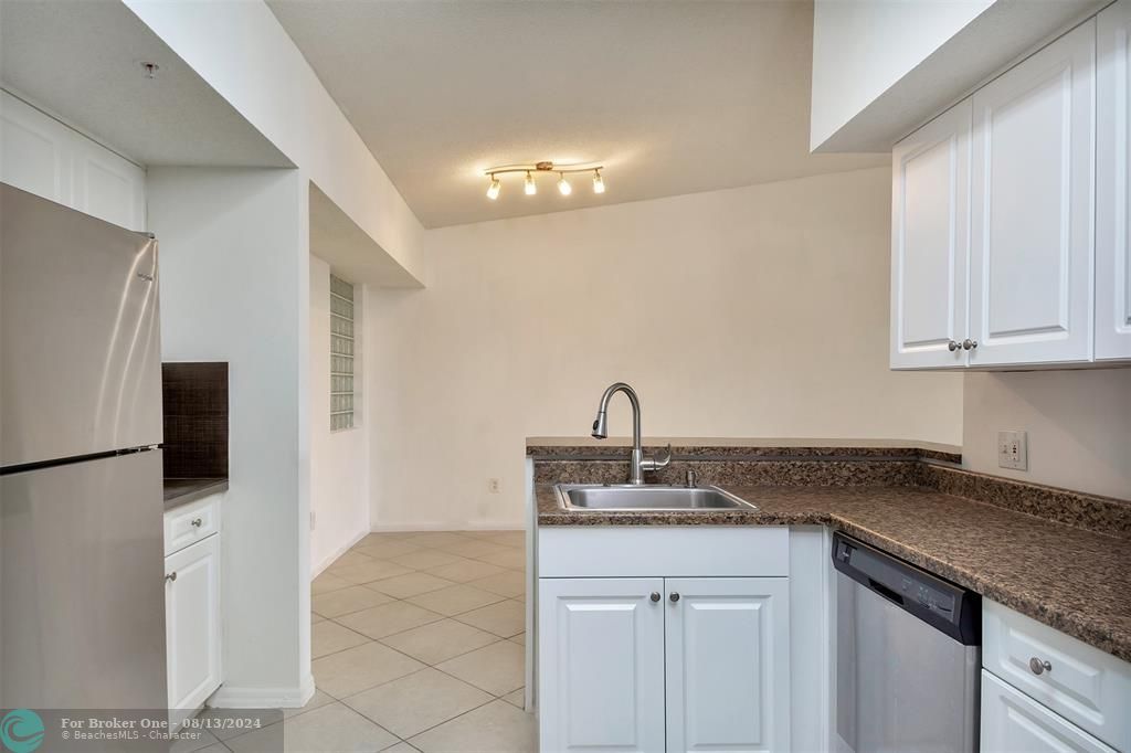 Active With Contract: $298,888 (2 beds, 2 baths, 1000 Square Feet)