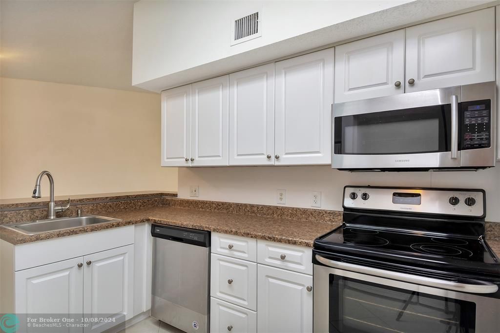 Active With Contract: $298,888 (2 beds, 2 baths, 1000 Square Feet)