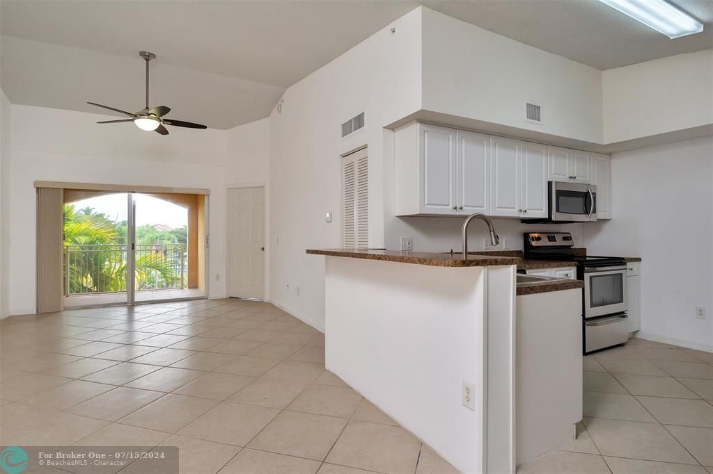 Active With Contract: $298,888 (2 beds, 2 baths, 1000 Square Feet)