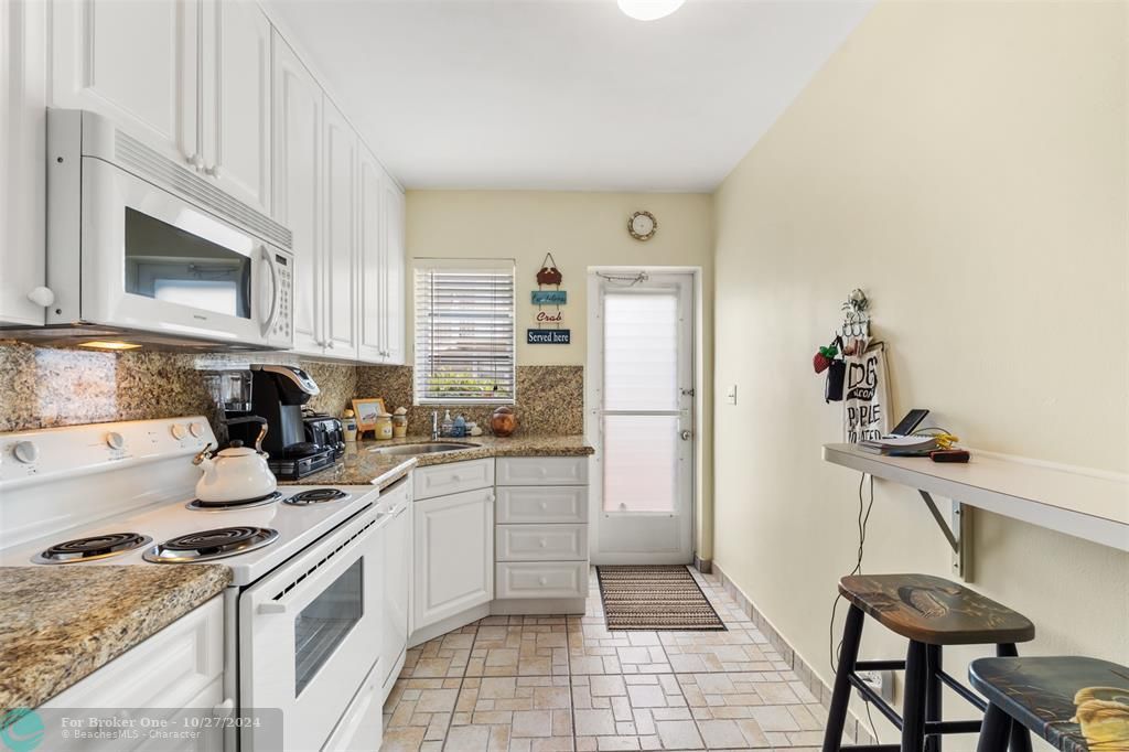 For Sale: $299,900 (2 beds, 2 baths, 916 Square Feet)