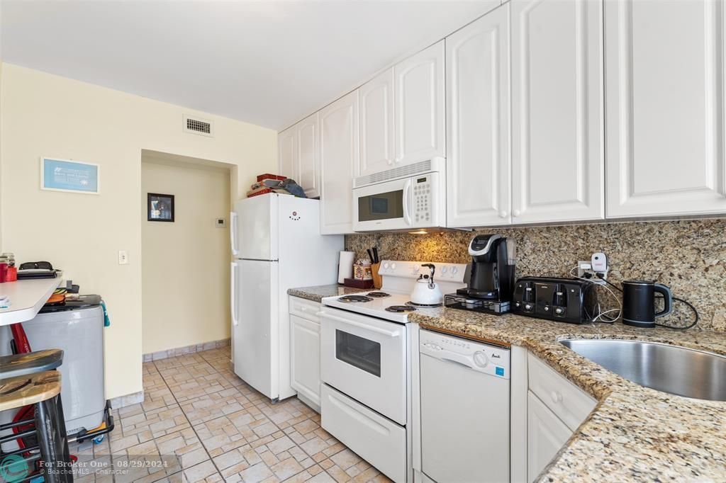 For Sale: $299,900 (2 beds, 2 baths, 916 Square Feet)