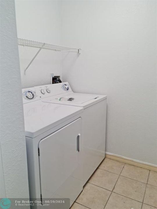 Active With Contract: $2,100 (1 beds, 1 baths, 872 Square Feet)