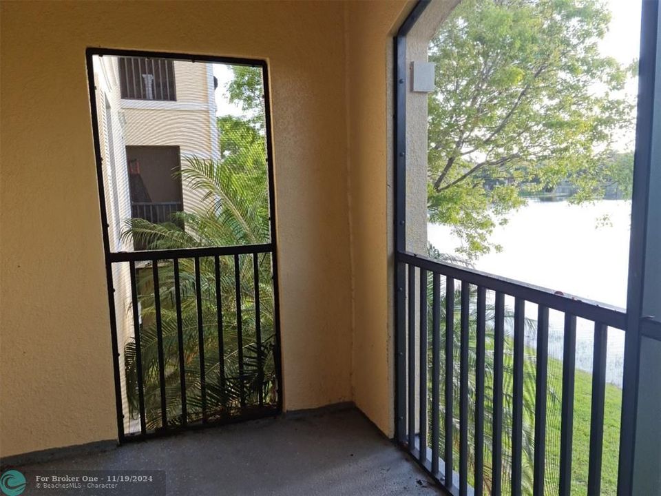 Active With Contract: $2,100 (1 beds, 1 baths, 872 Square Feet)