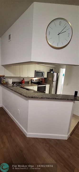 Active With Contract: $2,100 (1 beds, 1 baths, 872 Square Feet)