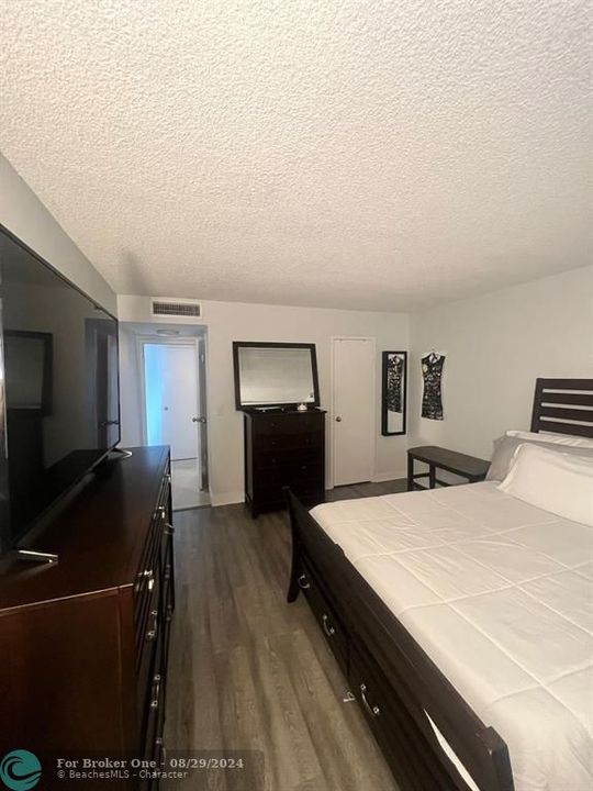 For Rent: $2,000 (1 beds, 1 baths, 876 Square Feet)