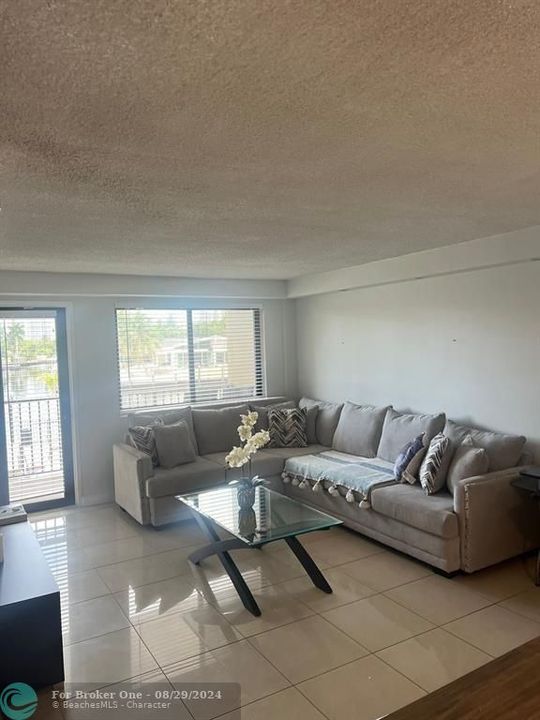 For Rent: $2,000 (1 beds, 1 baths, 876 Square Feet)