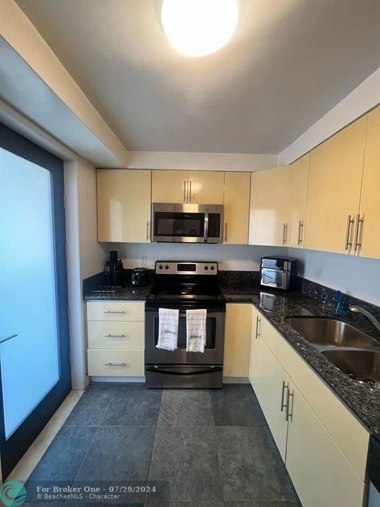 For Rent: $2,000 (1 beds, 1 baths, 876 Square Feet)