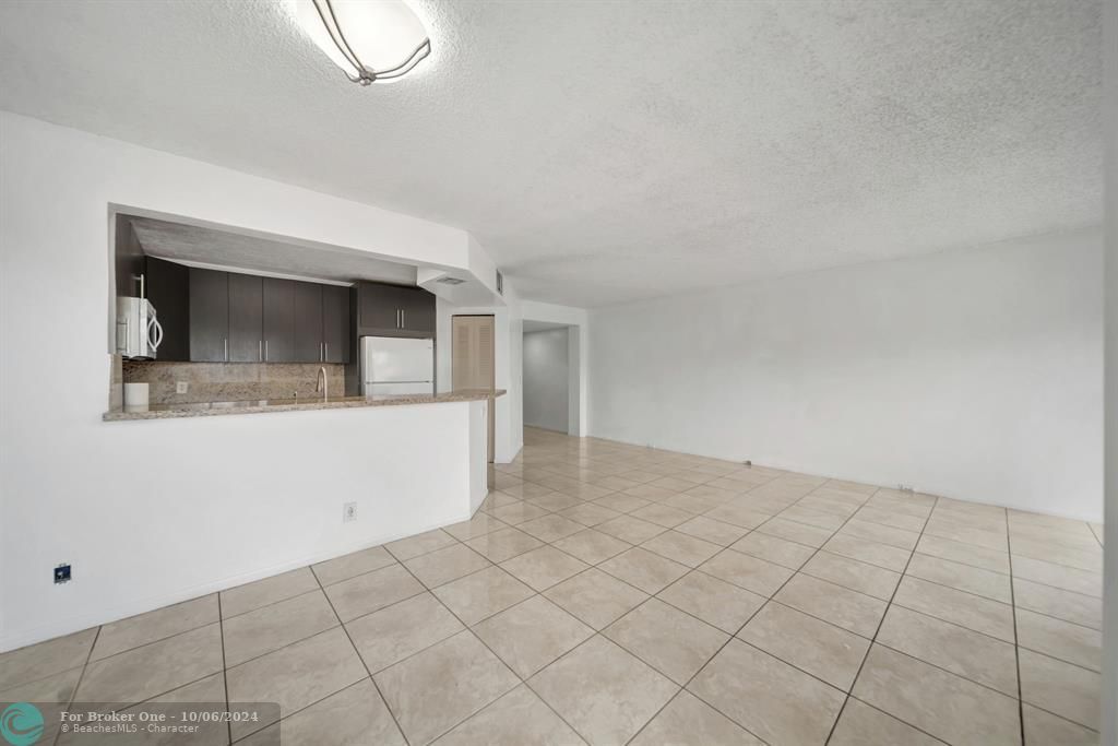 For Sale: $209,800 (1 beds, 1 baths, 1045 Square Feet)